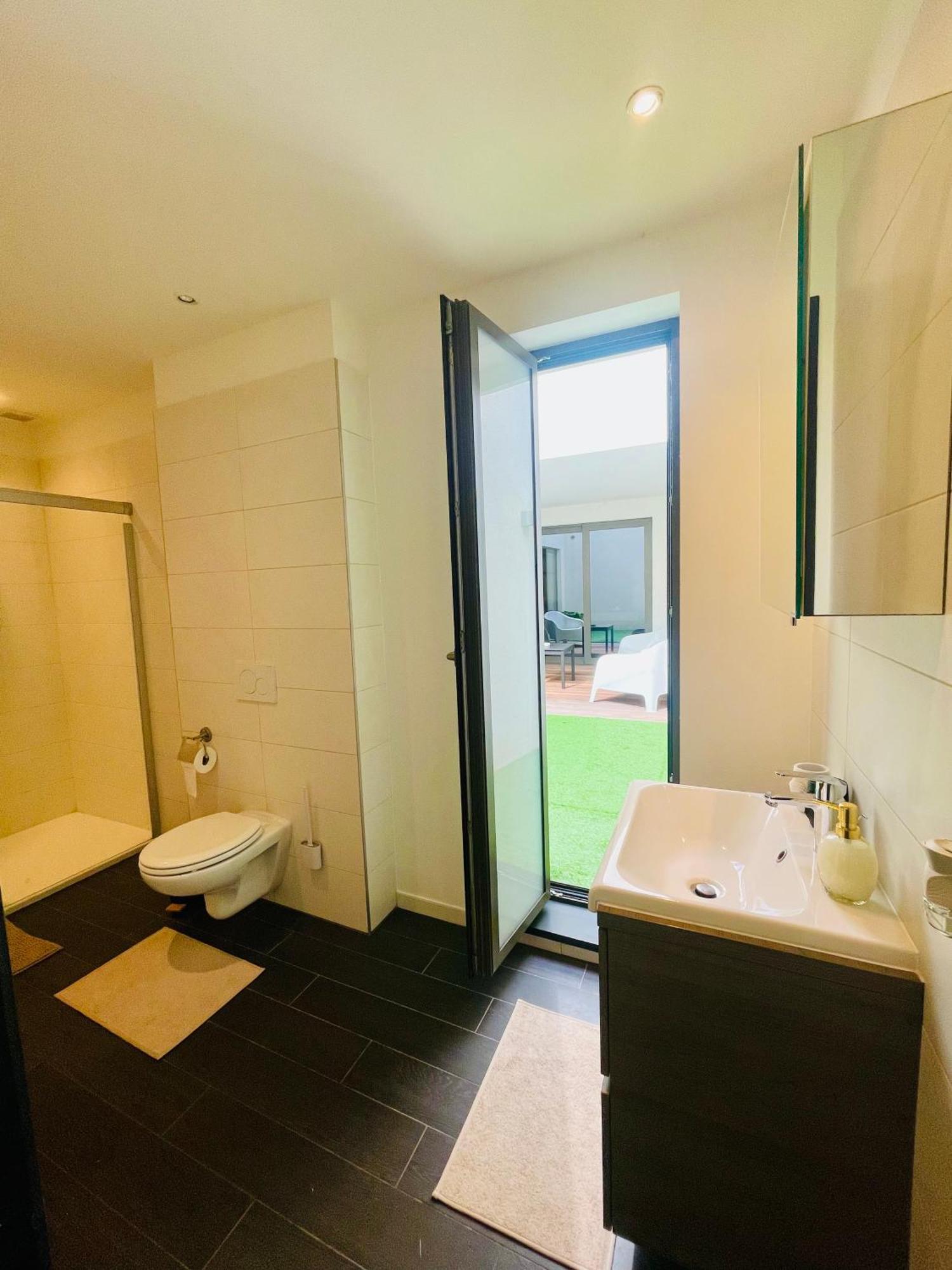 Down Town Spacious Loft Retreat With Private Parking Брюксел Екстериор снимка